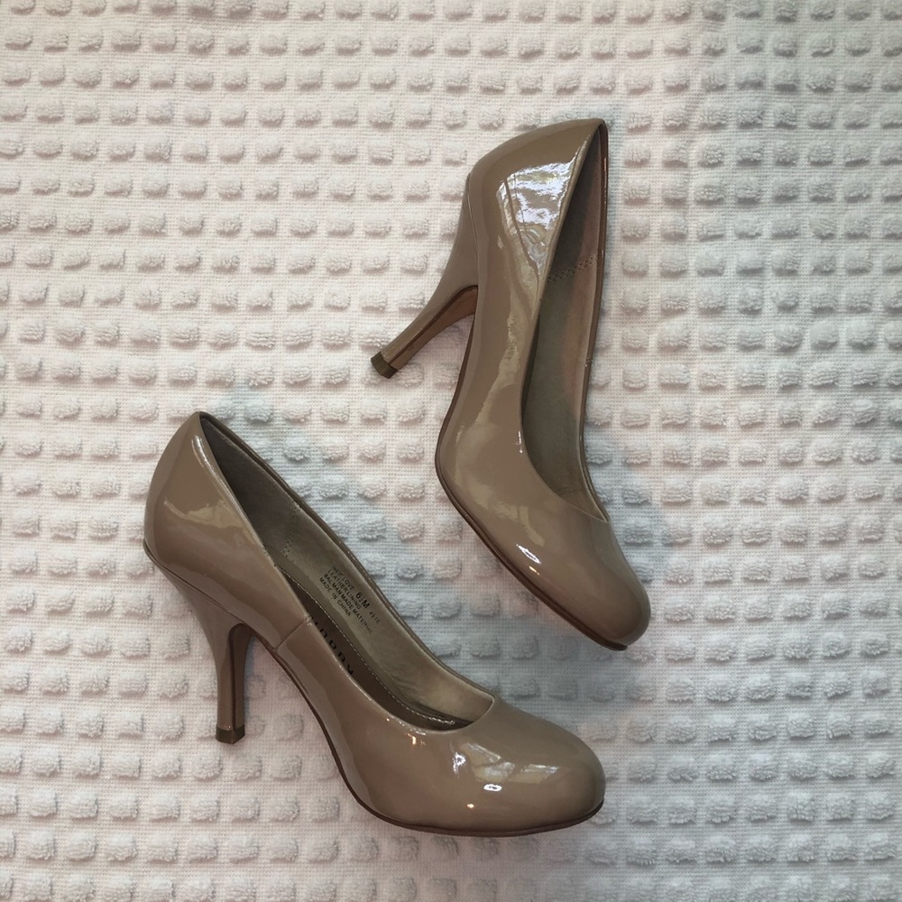 Chinese Laundry New Love Patent Pumps Nude - Picture 2 of 16